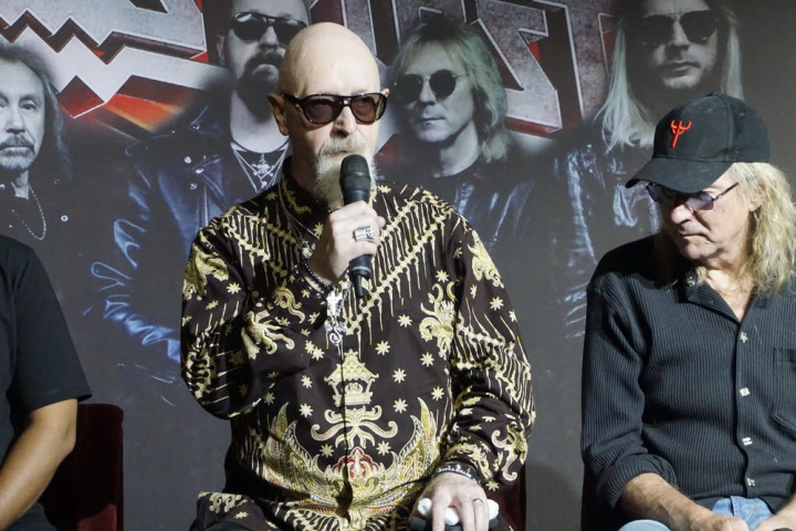 Terinspirasi Barack Obama, Vokalis Judas Priest Minta Dibelikan Batik