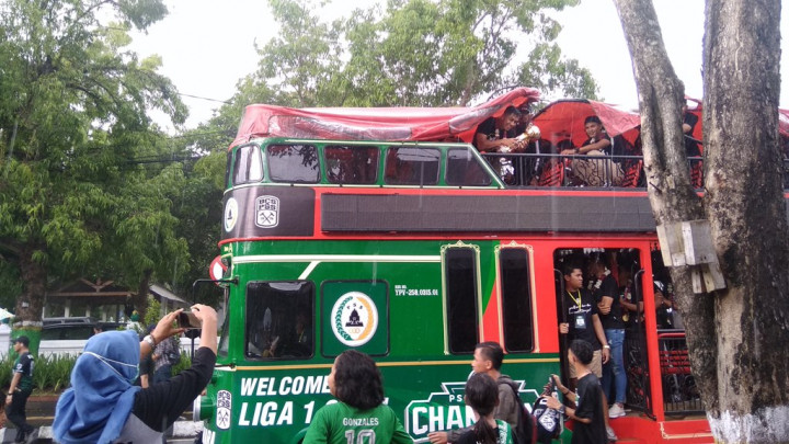 Di Bawah Guyuran Hujan, Skuat PSS Sleman Diarak Keliling Kota