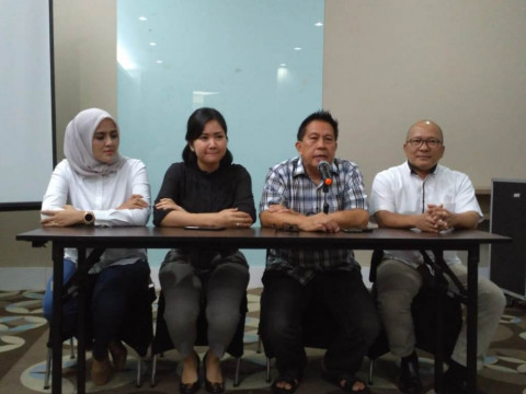 Percha Leanpuri B. Bus (baju hitam) saat mendeklarasikan maju