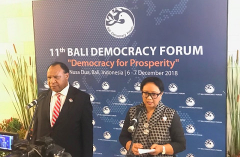 Menlu Papua Nugini Rimbink Pato dan Menlu Retno Marsudi usai