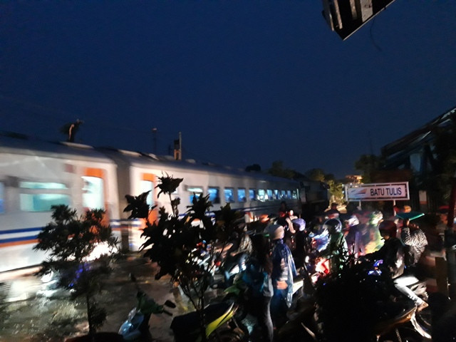 Pohon Tumbang Ganggu Perjalanan KA Sukabumi-Bogor