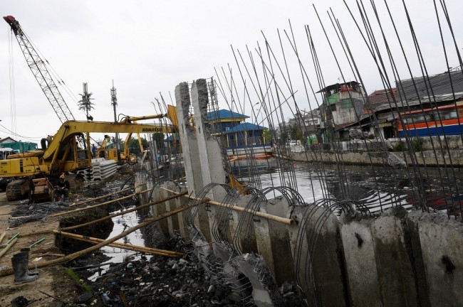 Crane Jatuh di Kali Sentiong Akibat Tergelincir