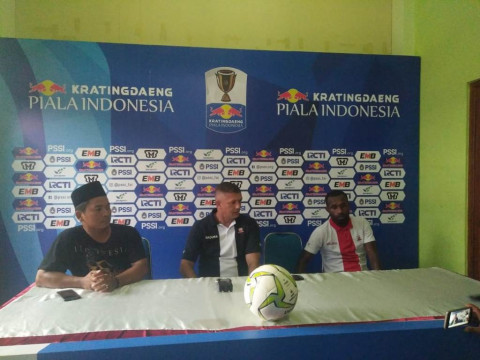 Pelatih Madura United Gomes de Oliveira (tengah) didampingi