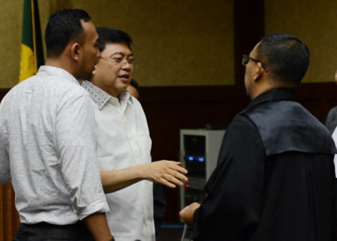 Terdakwa kasus dugaan merintangi penyidikan KPK, Lucas (kedua