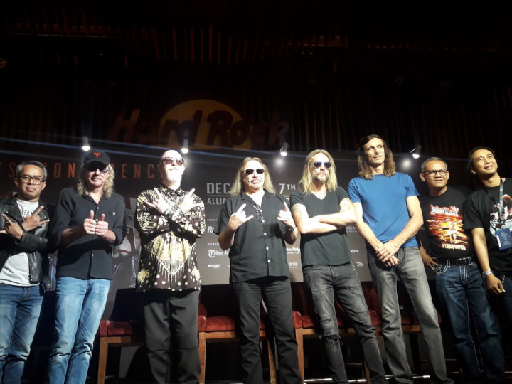 Piyu Padi Rela Berikan Gitarnya untuk Judas Priest