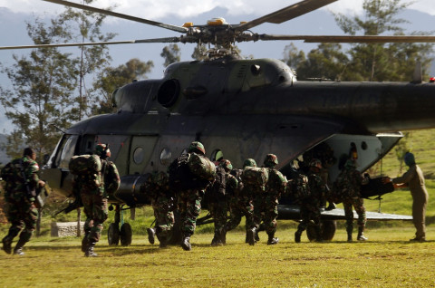 Prajurit TNI bersiap menaiki helikopter menuju Distrik Yigi,