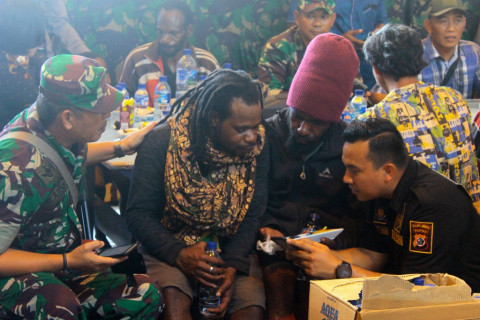 Petugas gabungan TNI dan Polri mendata keluarga korban
