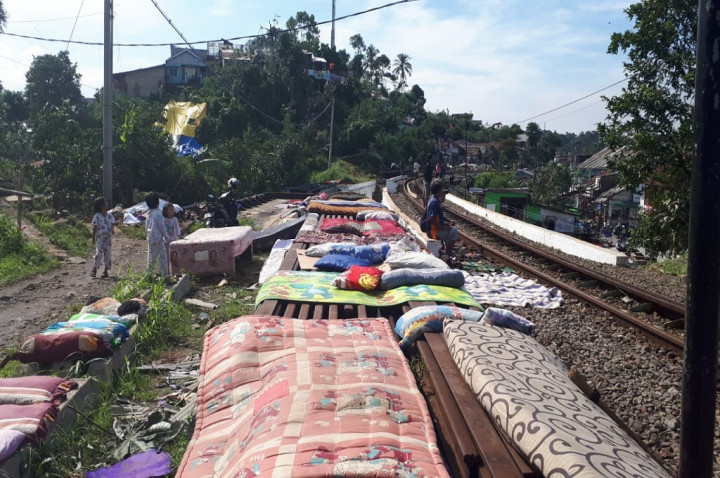 Korban Puting Beliung Jemur Kasur dekat Rel