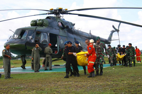 Tentara Indonesia mengevakuasi jenazah korban penembakan di