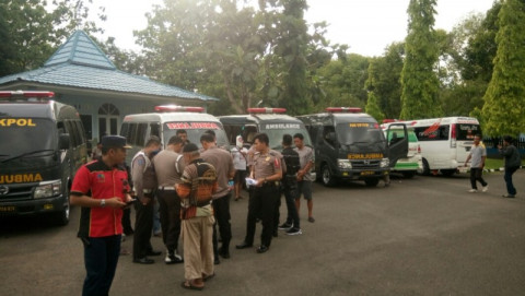 Sejumlah ambulans disiagakan di Lanud Hasanuddin Makassar untuk