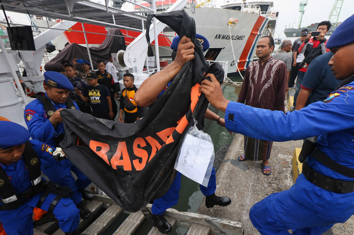 Basarnas Evakuasi Jenazah Korban KM Gerbang Samudra