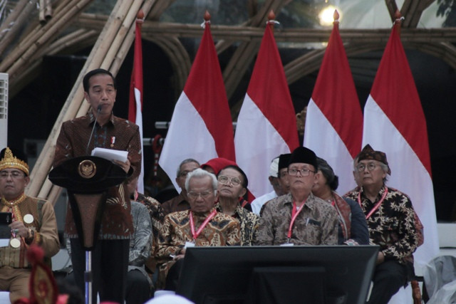Presiden Joko Widodo (kiri) memberikan sambutan pada Kongres Kebudayaan Indonesia 2018 di Jakarta, Minggu (9/12/2018). Foto: Rivan Awal Lingga/Antara