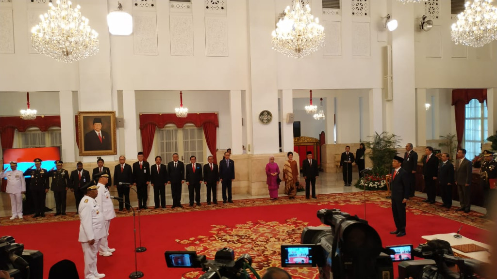 Presiden Joko Widodo melantik Wan Thamrin Hasyim menjabat gubernur Riau dan Rohidin Mersyah sebagai gubernur Bengkulu. Foto: Istimewa.