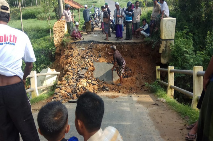 Guru Terlambat Mengajar karena Jembatan Ambrol