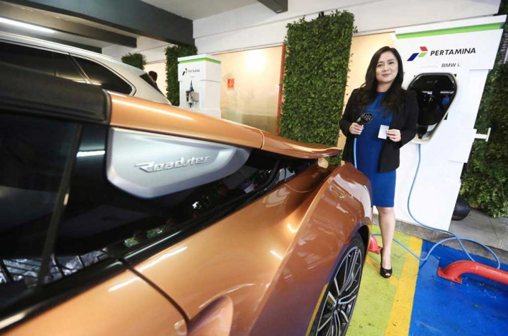 Pertamina dan BMW, Kerja Sama Pasang i Wallbox Plus di SPBU