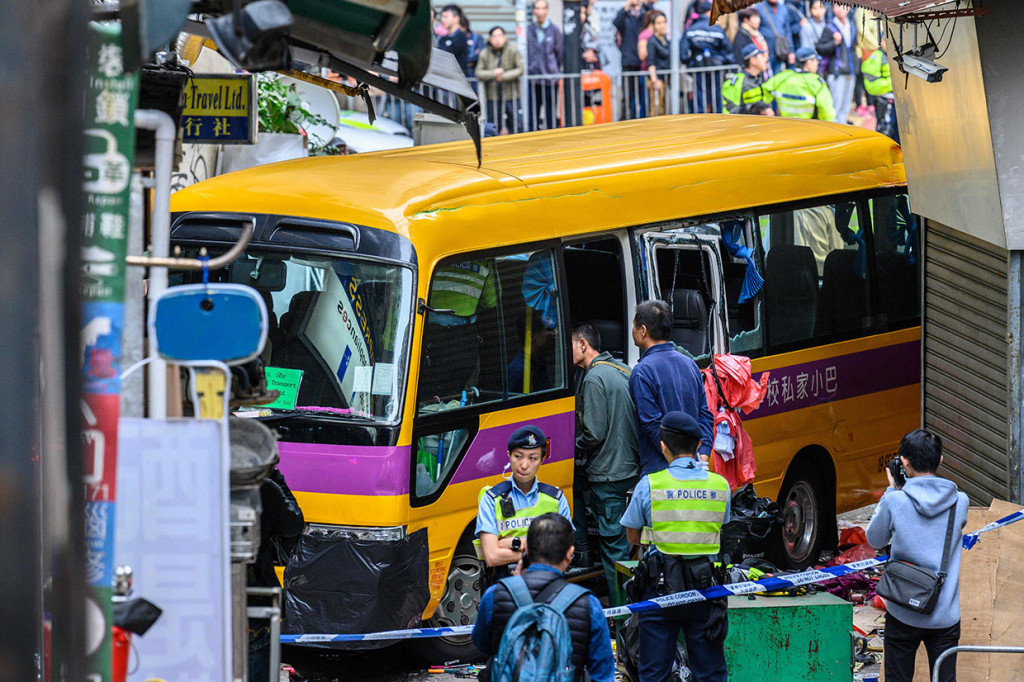 Bus Sekolah Seruduk Trotoar, 4 Orang Tewas