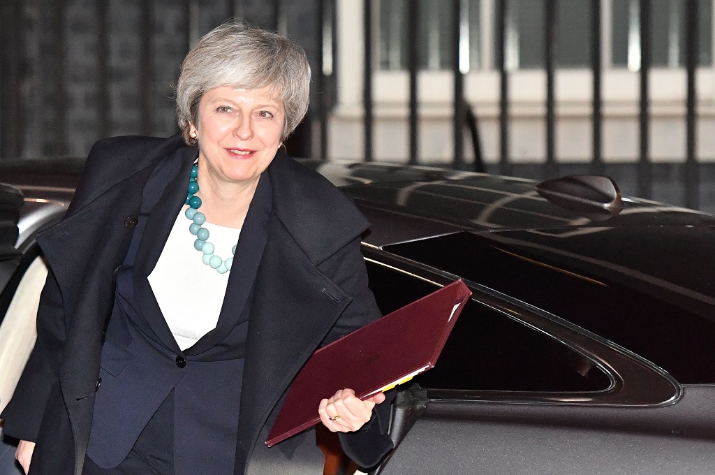 PM Inggris Theresa May kembali ke Downing Street di London usai menunda pemungutan suara perjanjian Brexit, 10 Desember 2018 (Foto: AFP/BEN STANSALL)