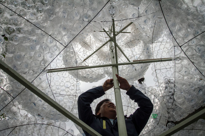 Pohon Natal Setinggi 6 Meter ini Terbuat dari Botol Bekas