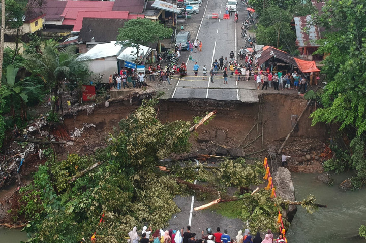 Jembatan Penghubung Padang-Bukittinggi Ambruk