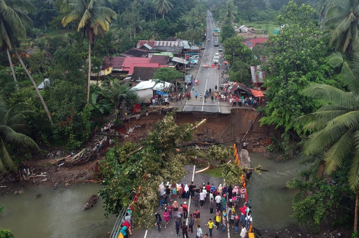 Tiga Jembatan di Padang Pariaman Ambruk