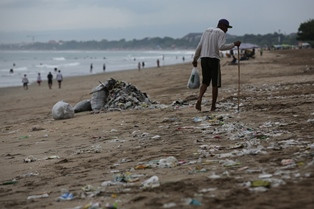Reduksi Sampah Plastik Perlu Pengetatan Aturan