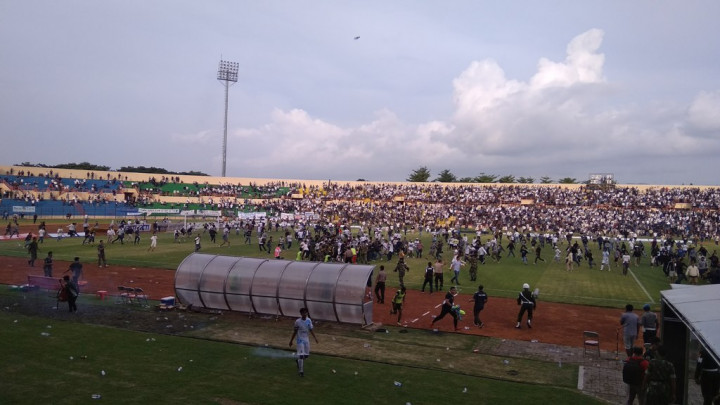 Laga PS Tira melawan PSIM Yogya Berakhir Ricuh