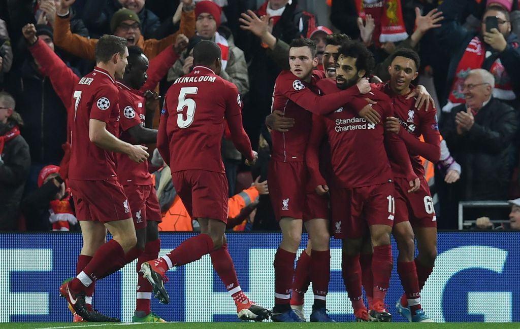Mohamed Salah (kanan kedua) melakukan selebrasi bersama para pemain Liverpool usai membobol gawang Napoli (Foto: AFP/Paul Ellis)