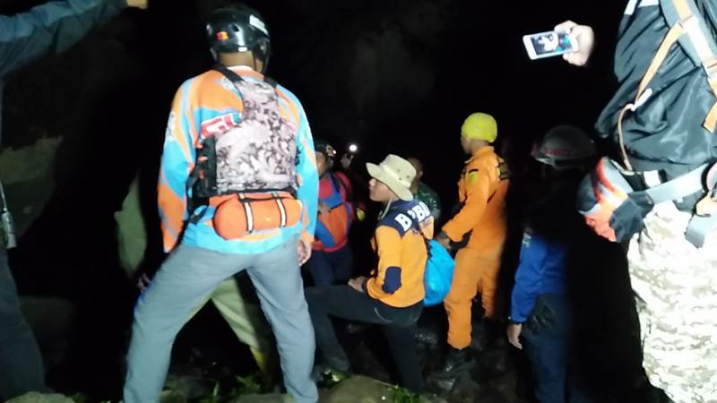 Petugas gabungan mencari korban tenggelam di Coban Talun, Batu. (Foto: Istimewa)