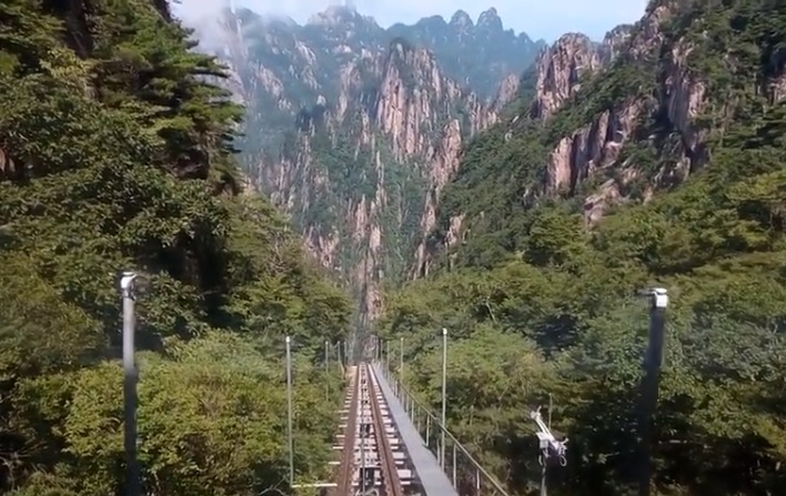 Pemandangan di pegunungan Huangshan (Foto: Dok. Nextshark)