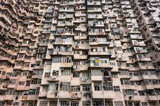 Jemuran pakaian di balkon rumah susun tua di Hong Kong. Setiap unit rumah susun murah seperti ini dapat dihuni dua keluarga sekaligus. AFP Photo/Anthony Wallace