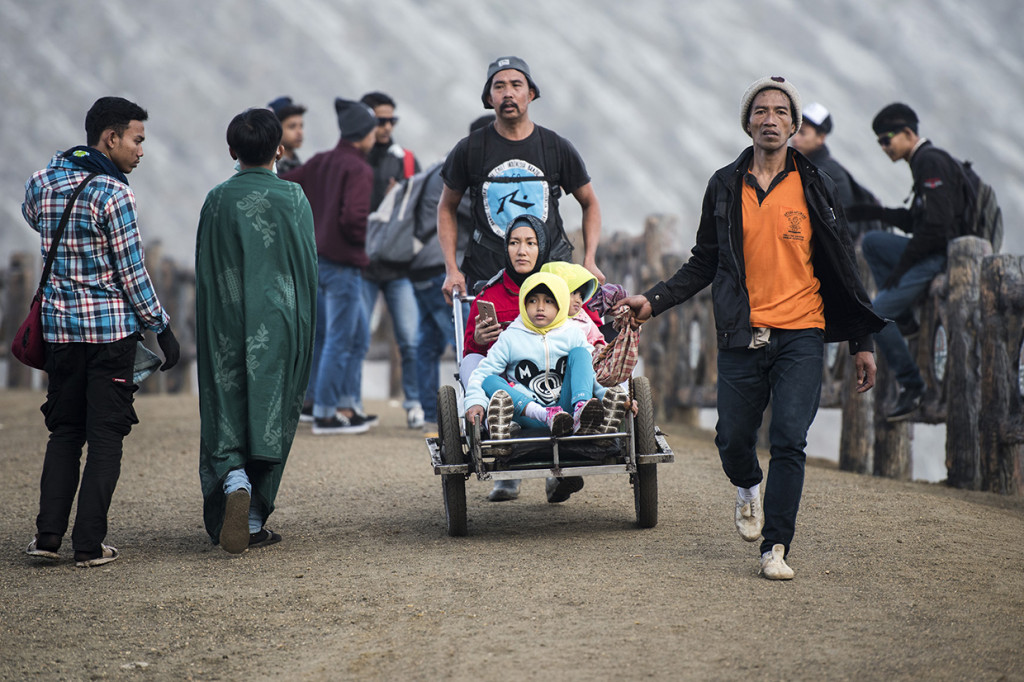 Sensasi Naik 'Taksi' ke Puncak Gunung Ijen