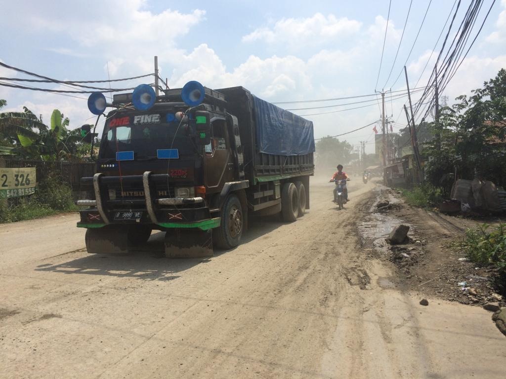 Sejumlah kendaraan bertonase berat melintas di Jalan Raya Legok, Kabupaten Tangerang, Banten, Rabu, 12 Desember 2018. Medcom.id/ Hendrik Simorangkir.