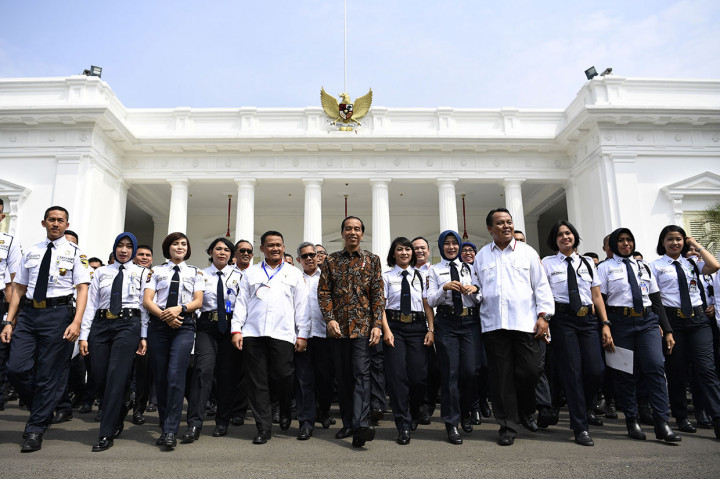 Jokowi Bertemu 300 Satpam di Istana