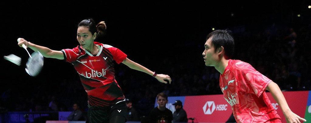 Gloria Emanuelle Widjaja mencoba mengembalikan bola disaksikan partnernya, Hafiz Faizal (humas PBSI)