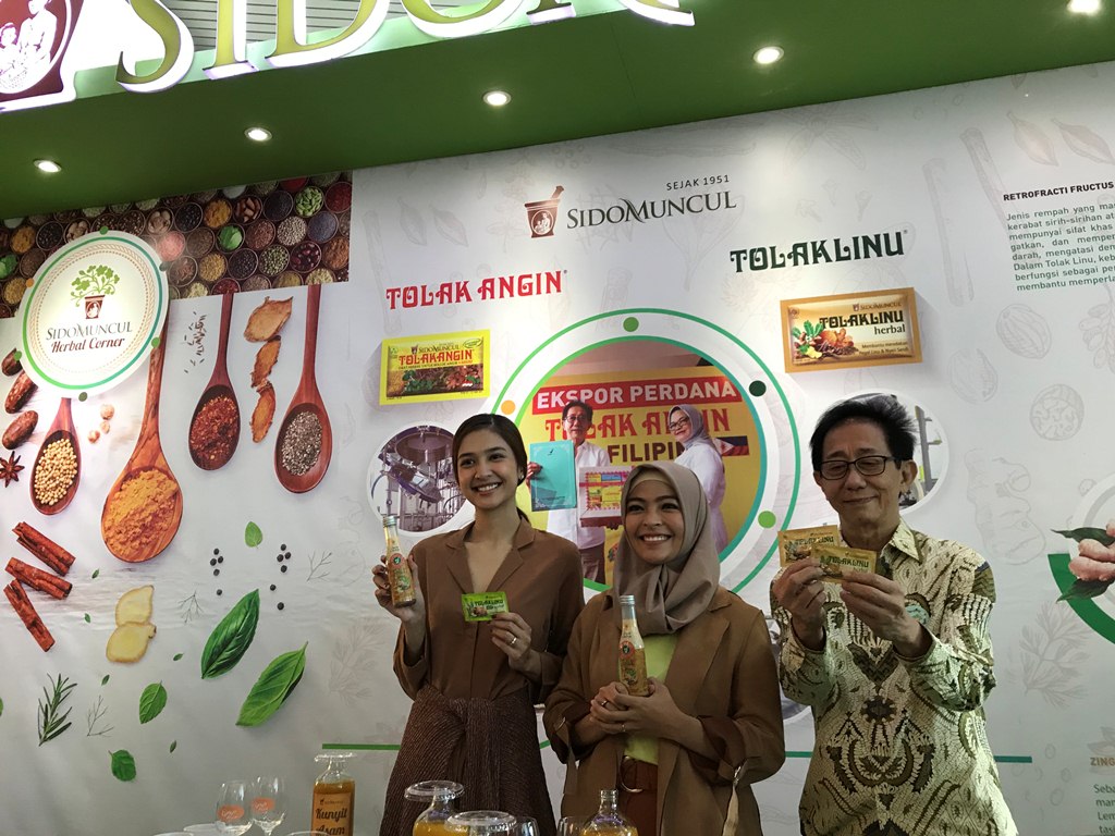 Brand ambassador Sido Muncul, Mikha Tambayong dan Tantri Kotak bersama Direktur Sido Muncul (Foto: Raka Lestari/Medcom.id)
