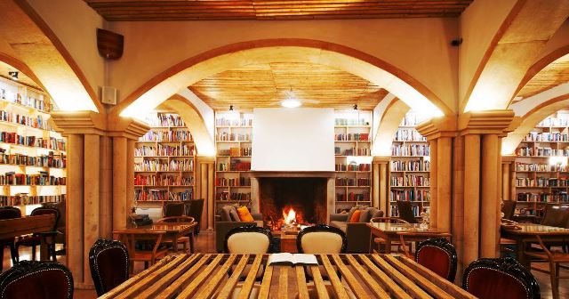 Ruang baca utama Hotel The Literary Man, Obbidos, Portugal. Hampir seluruh interior hotel tua ini dipenuhi buku, bahkan hingga gudang anggur di basement. readerdigest/scroll.in