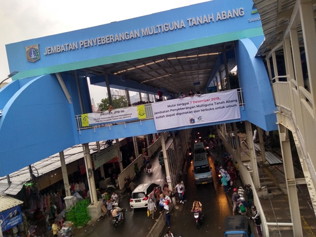 Pedagang Nyaman Jualan di Sky Bridge Tanah Abang