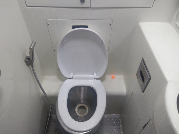 Banyak yang Keder Masuk Toilet Pintar <i>Skybridge</i>