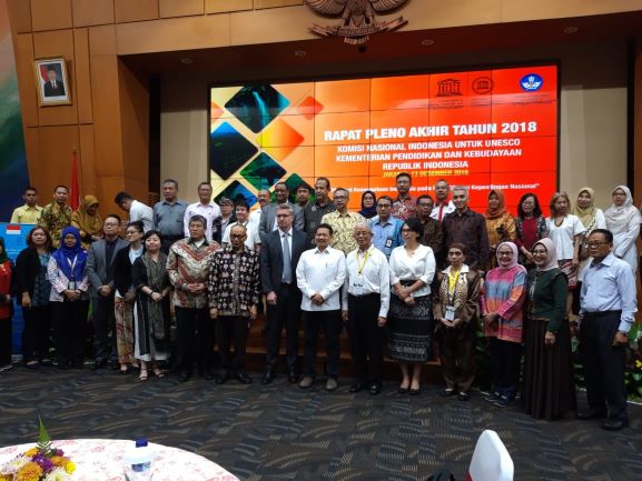 Sekjen Kemendikbud, Didik Suhardi (tengah kemeja putih) saat membuka Rapat Pleno Komisi Nasional Indonesia untuk UNESCO (KNIU), Medcom.id/Intan Yunelia.