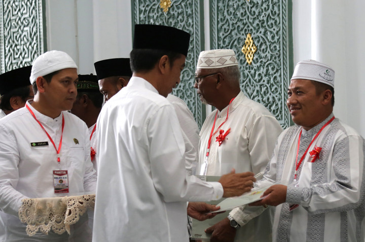Jokowi Serahkan 320 Sertifikat Tanah Wakaf di Aceh