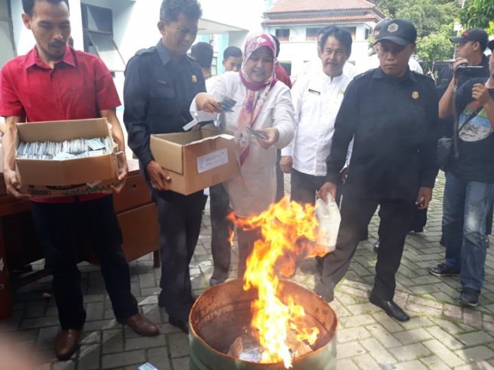 Puluhan Ribu KTP-el Cacat Dibakar