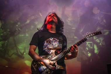 Kisah Dewa Budjana Akrab dengan Mantan Gitaris Red Hot Chili Peppers