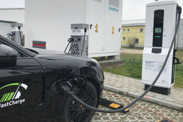 BMW & Porsche Punya Charger Lebih Canggih dari Tesla
