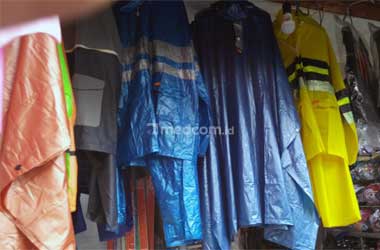 Ragam Jenis Jas Hujan 'Ada Harga Ada Rupa'