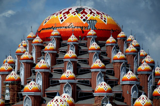 Megahnya Masjid 99 Kubah di Makassar