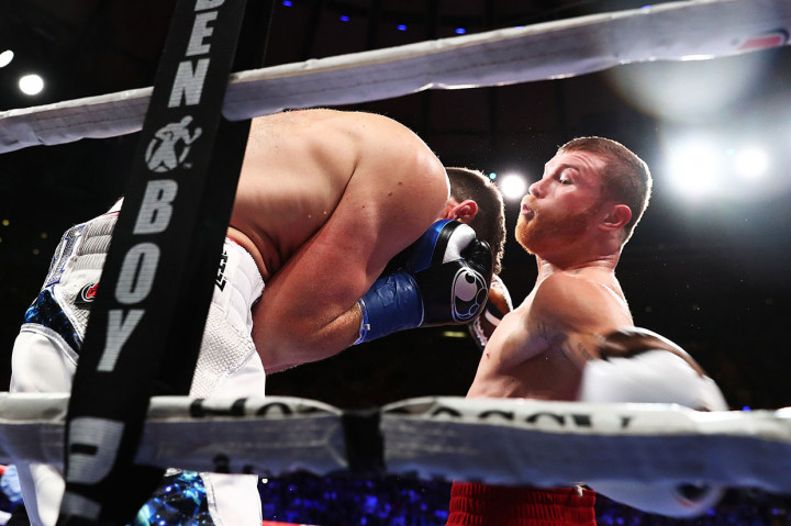 Canelo Alvarez Pukul KO Rocky Fielding