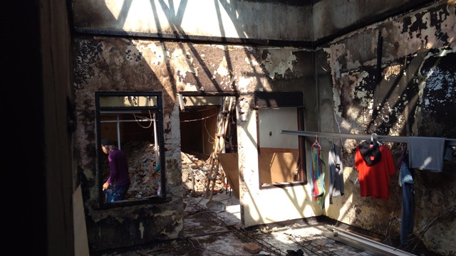 Bangunan di Polsek Ciracaa yang dibakar massa. Foto: Medcom.id/Chandra.