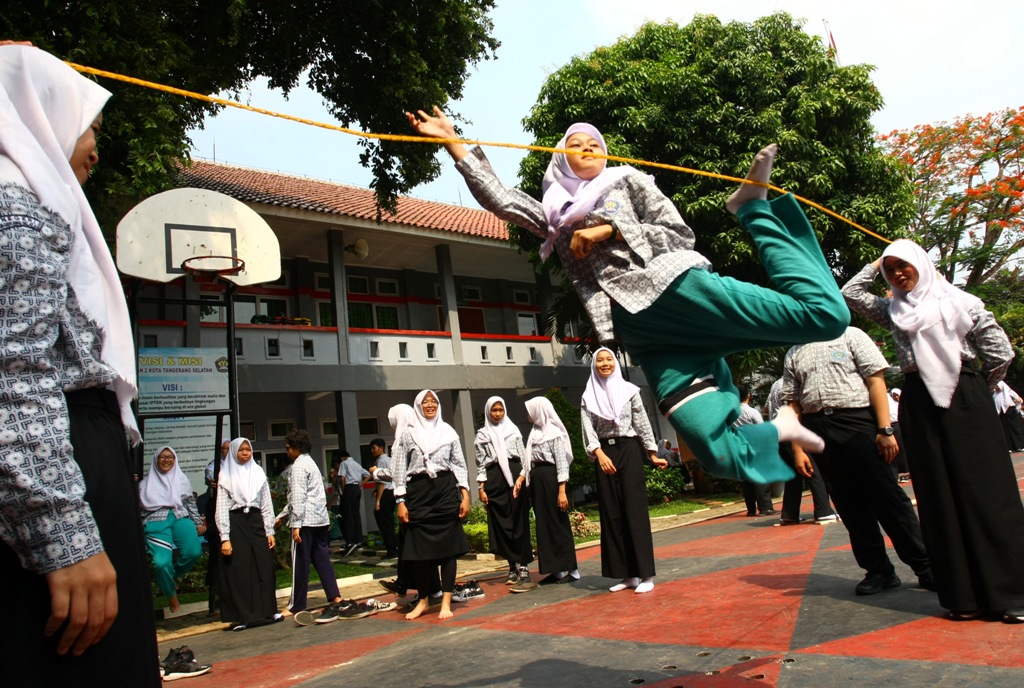 Sejumlah anak bermain permainan tradisonal Lompat Karet saat memperingati hari belajar di luar kelas, ANT/Muhammad Iqbal.