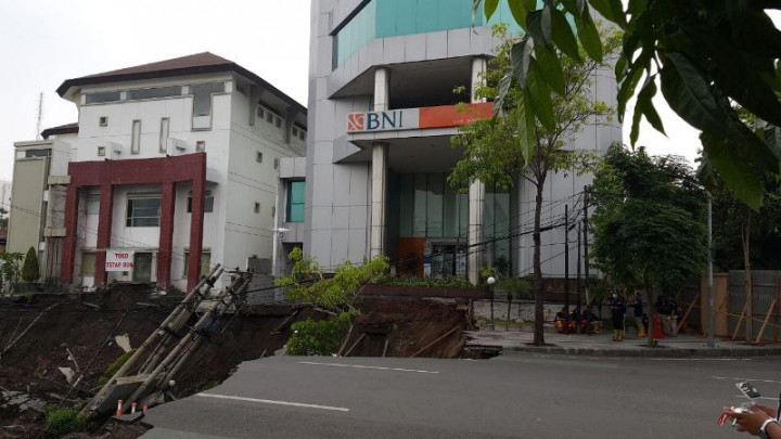 Bangunan di Sekitar Jalan Ambles Mengalami Keretakan
