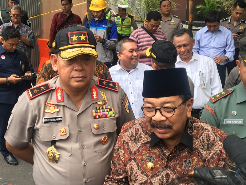 Kapolda Jawa Timur Irjen Luki Hermawan (kiri) dan Gubernur Jawa Tmur Soekarwo meninjau amblesnya Jalan Raya Gubeng, Surabaya, Jawa Timur, Rabu, 19 DESEMBER 2018. Medcom.id/ Amaluddin.